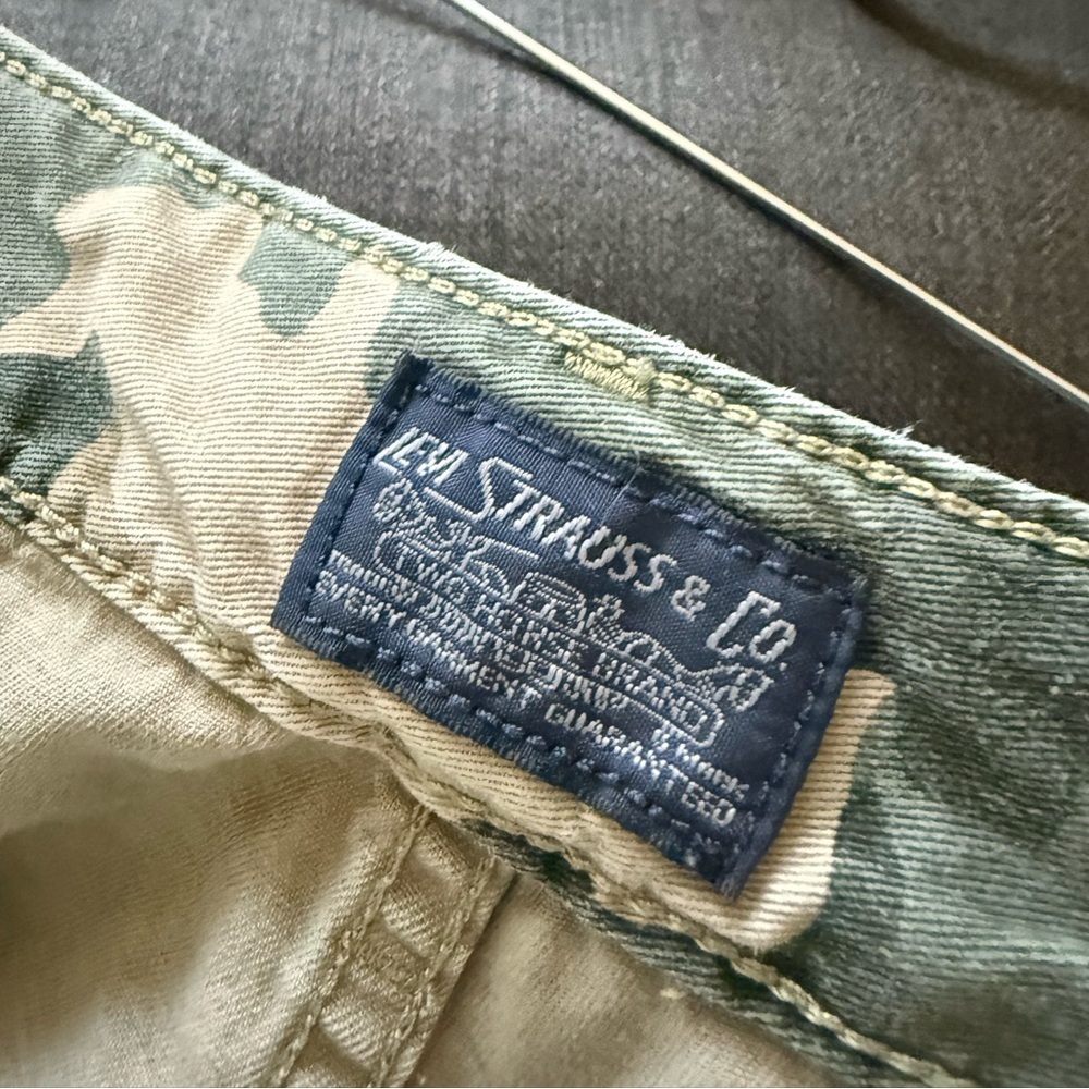 Levi’s|Men’s Olive Camouflage Cargo Shorts, size 40•••Summer closet staple - Picture 10 of 14